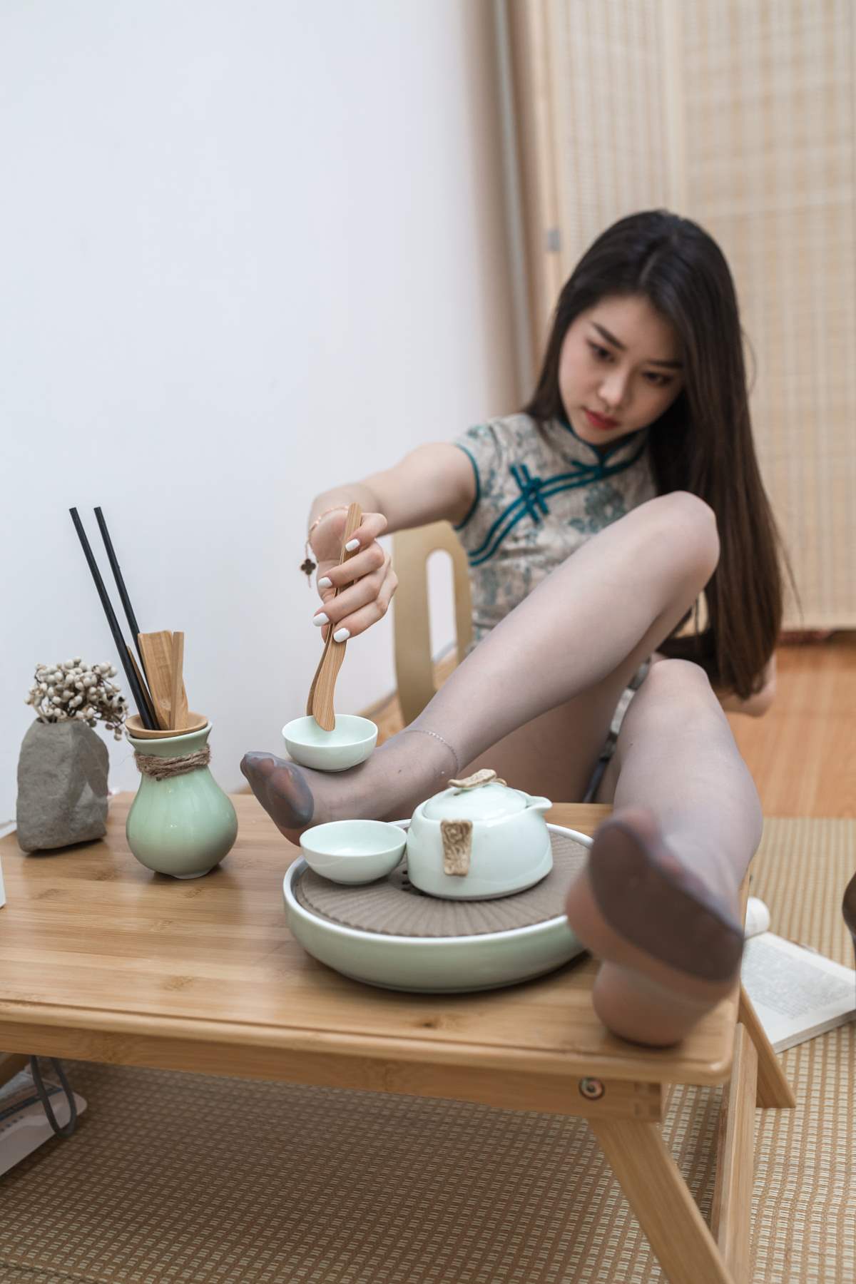 Sia不吃鱼 – 茶艺旗袍丝足